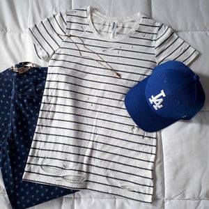 🦩5/$25🦩Forever21 Distressed Striped Tee S/P